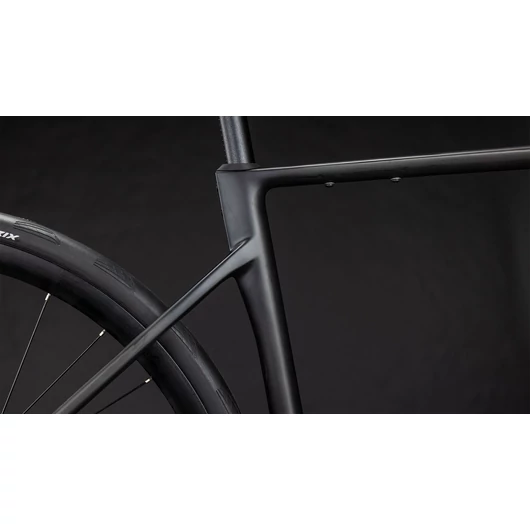 Cube Attain C:62 Race blackline
