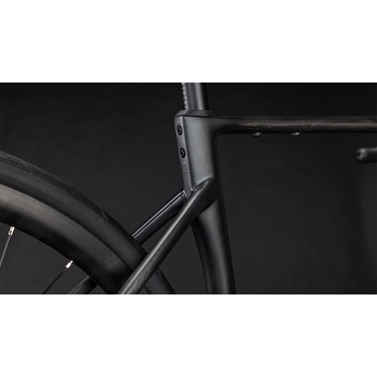 Cube Attain C:62 Race blackline