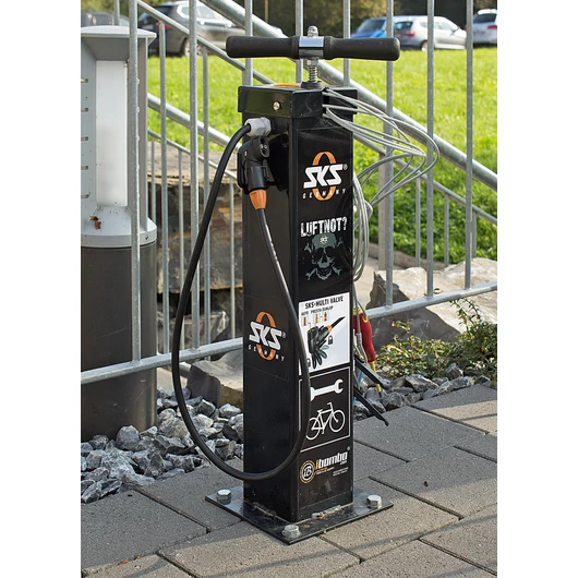 SKS-Germany pumpa állomás szerszámokkal